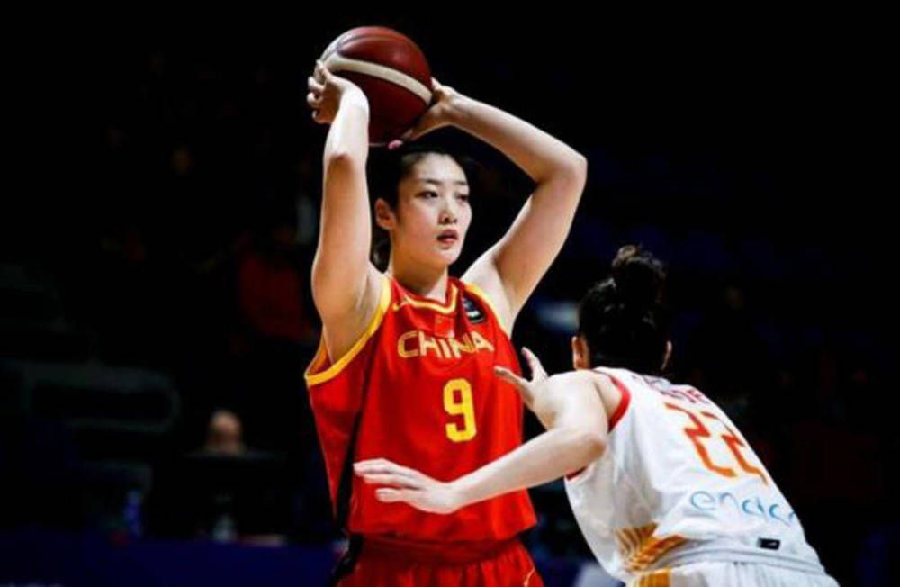 孙氏暂停了锅铲，转身从橱柜上面取下一只篾竹篮子递给杨若晴。